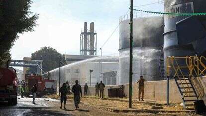 כבאים בתימן מכבים מיכלי נפט בתחנת כוח שנפגעה בתקיפה אווירית ישראלית בצנעא. AFP כבאים בתימן מכבים מיכלי נפט בתחנת כוח שנפגעה בתקיפה אווירית ישראלית בצנעא. AFP