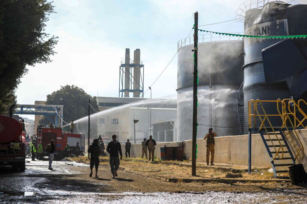 כבאים בתימן מכבים מיכלי נפט בתחנת כוח שנפגעה בתקיפה אווירית ישראלית בצנעא. AFP
