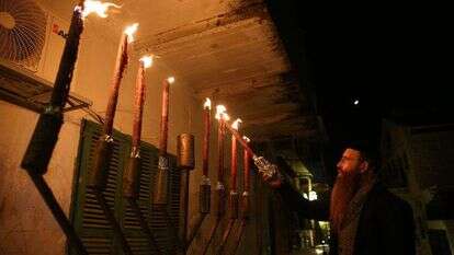 הדלקת נרות בחנוכה. | דוד כהן, פלאש 90