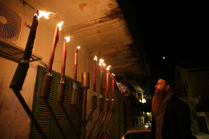 הדלקת נרות בחנוכה. | דוד כהן, פלאש 90 הדלקת נרות בחנוכה. | דוד כהן, פלאש 90