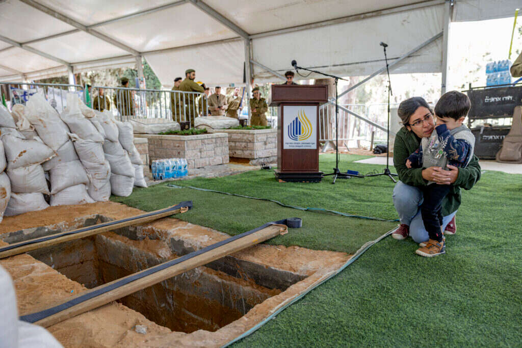 אבא צייר לו ציורים, הקריא לו סיפורים, כתב לו שיר. נטע ועדי בהלוויה. | נעמה שטרן