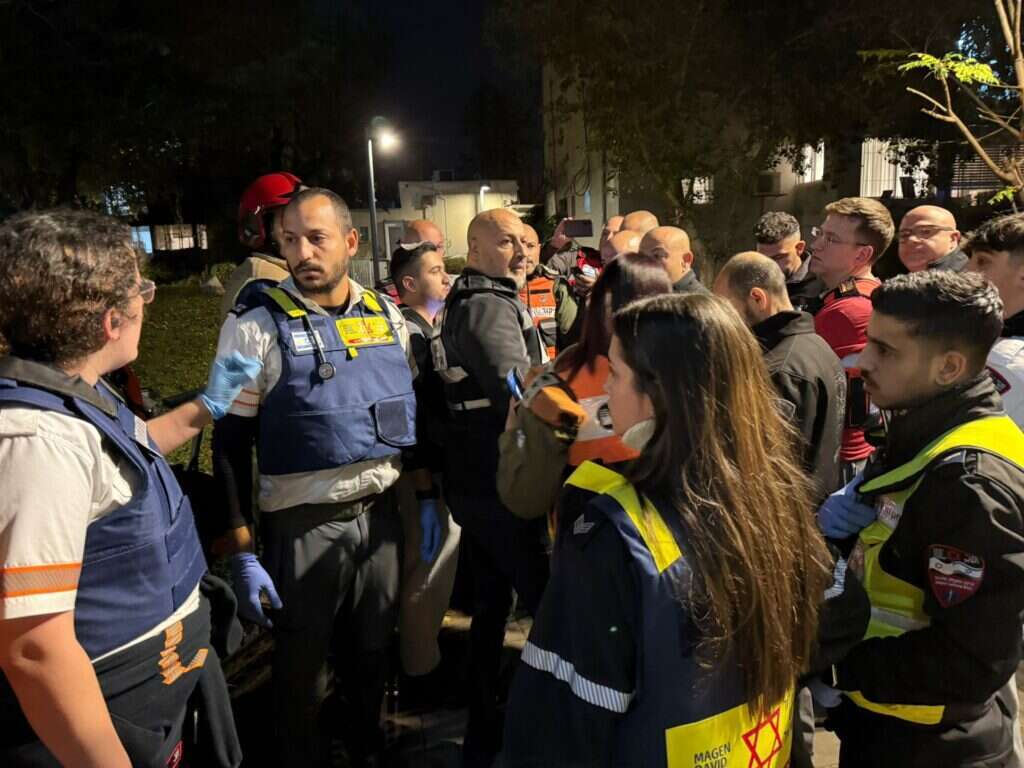 צוותי מד"א בזירת נפילת הטיל בתל אביב. דוברות מד"א