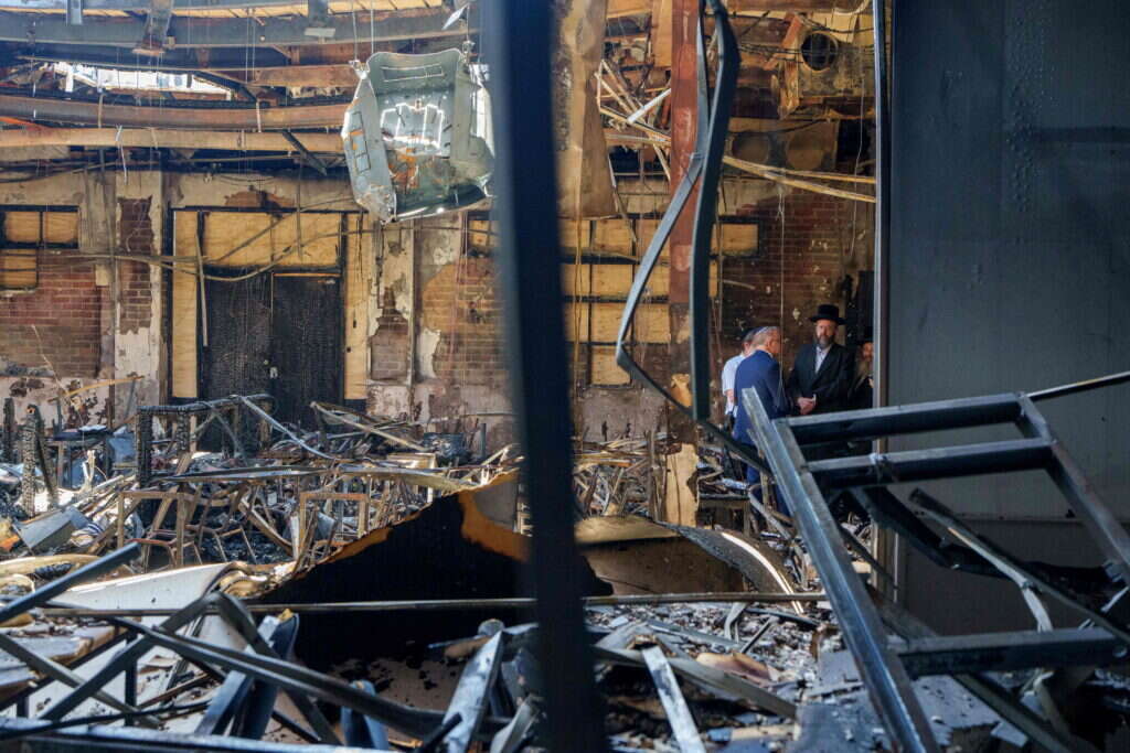 ראש ממשלמת אוסטרליה מבקר בהריסות בית הכנסת שהוצת במלבורן, תחילת דצמבר 2024. | איי.אף.פי