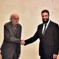 אל-ג'ולאני עם מנהיג הקהילה הדרוזית בלבנון, וליד ג'ונבלאט. | AFP