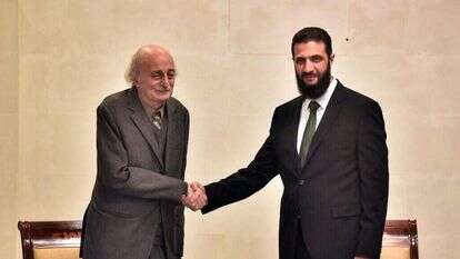 אל-ג'ולאני עם מנהיג הקהילה הדרוזית בלבנון, וליד ג'ונבלאט. | AFP