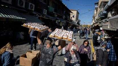 סופגניות - רק עם ריבה. שוק מחנה יהודה, השבוע. | פלאש 90