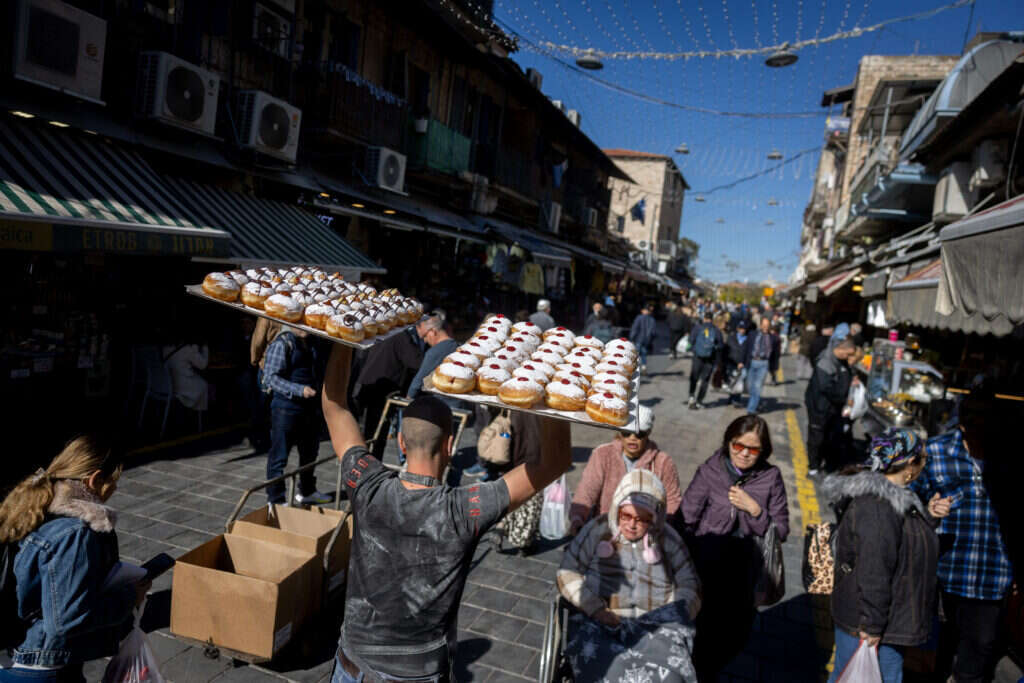 סופגניות - רק עם ריבה. שוק מחנה יהודה, השבוע. | פלאש 90