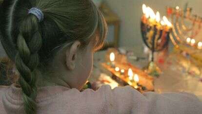 ילדה מדליקה נרות חנוכה, | מרים צחי