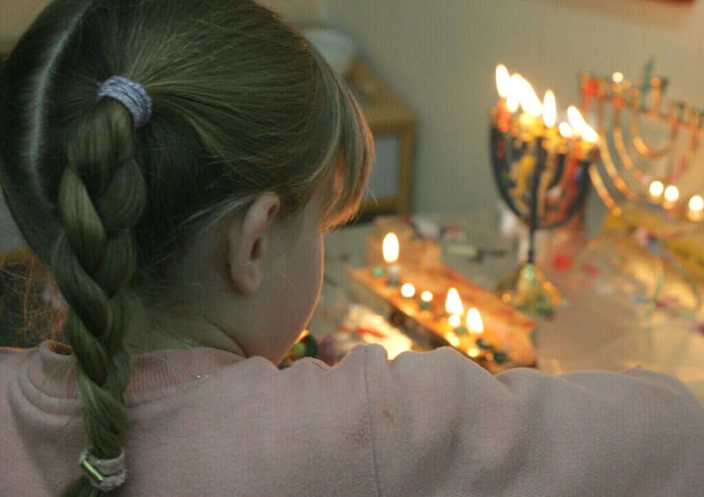 ילדה מדליקה נרות חנוכה, | מרים צחי