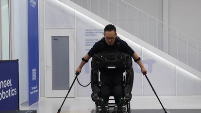 הרובוט שמסייע למשותקים ללכת. | מסך מיוטיוב