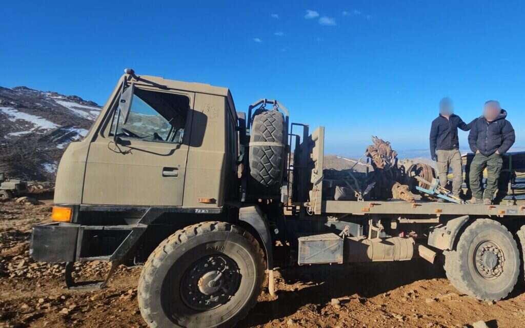 חלק מהמסוק שנמצא והועמס על ידי הכוחות. | דובר צה"ל חלק מהמסוק שנמצא והועמס על ידי הכוחות. | דובר צה"ל