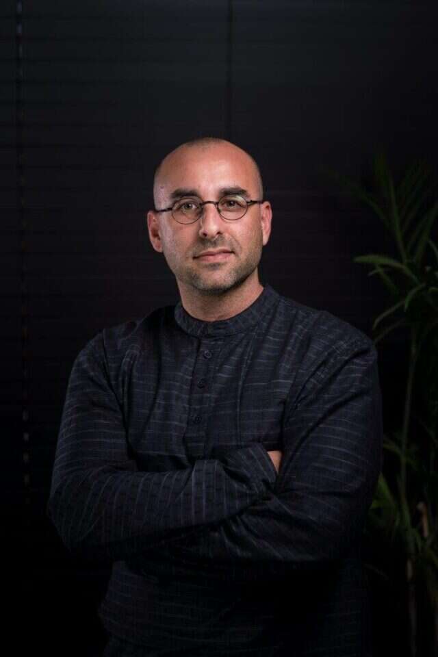מעצב הפנים עומר טל. צלם: גיא דלריאה