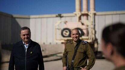 שר הביטחון בביקורו. | אריאל חרמוני, משרד הביטחון.