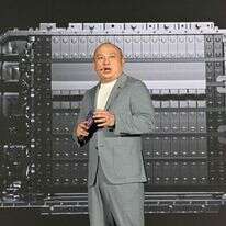 ראש אגף הטכנולוגיה בחרבת CATL, על רקע הסוללה. | AFP