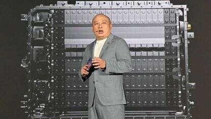 ראש אגף הטכנולוגיה בחרבת CATL, על רקע הסוללה. | AFP