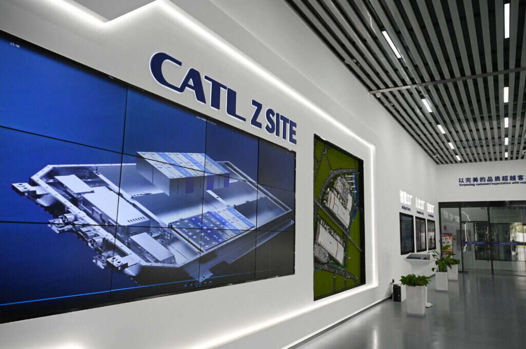 שילדת מכונית חשמלית של חברת CATL. | AFP