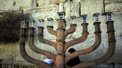 חנוכייה בכותל המערבי. | Muammar Awad/Flash90