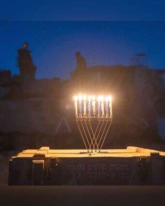 הדלקת נרות בעזה, חנוכה תשפ"ד. | שאטרסטוק