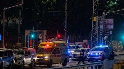 כוחות הביטחון ומד"א בצומת הגוש. | יונתן זינדל, פלאש 90 כוחות הביטחון ומד"א בצומת הגוש. | יונתן זינדל, פלאש 90