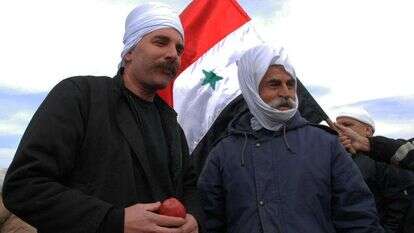 דרוזים על רקע דגל סוריה. | חאמד אלמאקאת, פלאש 90