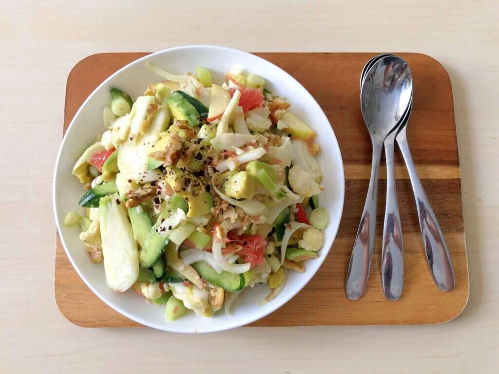 סלט חורפי עם שומר וכרובית בוויניגרט הדרים. | עֹז תלם