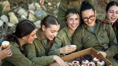 חיילות אוכלות סופגניות. | דו"צ