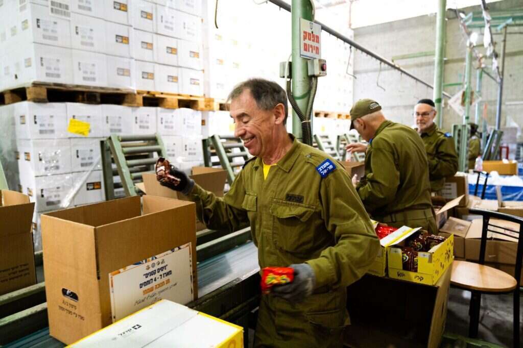בחיל לוגיסטיקה אורזים את מארזי "ניסים קטנים". | דו"צ