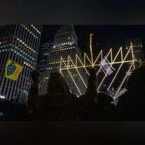 הדלקת החנוכייה הגדולה בעולם בניו יורק, אמש. | AFP הדלקת החנוכייה הגדולה בעולם בניו יורק, אמש. | AFP