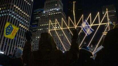 הדלקת החנוכייה הגדולה בעולם בניו יורק, אמש. | AFP