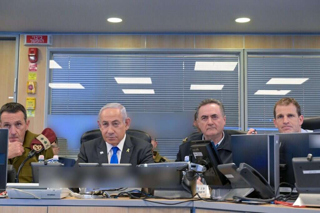 נתניהו, כ"ץ והרצי הלוי בבור של חיל האוויר בזמן התקיפה בתימן. | קובי גדעון, לע"מ נתניהו, כ"ץ והרצי הלוי בבור של חיל האוויר בזמן התקיפה בתימן. | קובי גדעון, לע"מ