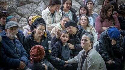 אלמנתו ובנו של עמית לוי הי"ד, שנפל בקרב ברצועת עזה, בהלוויתו. | חיים גולדברג, פלאש 90