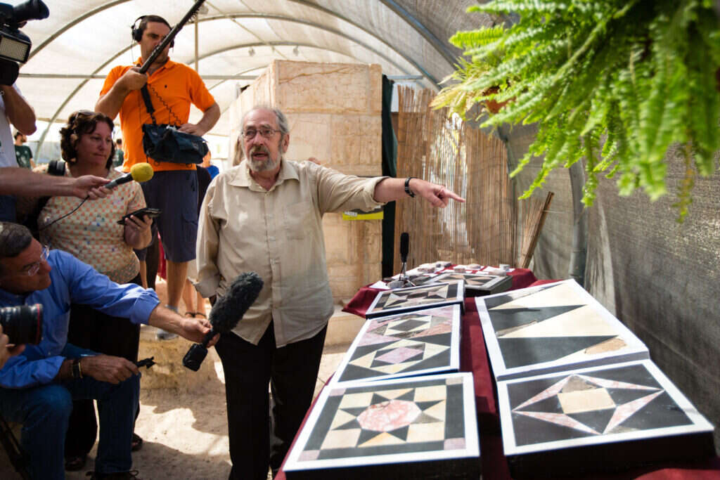 חצי מיליון ממצאים חשובים. פרופ' ברקאי ומרצפות המקדש שהורכבו מתוך העפר, 2016. | דודי ועקנין