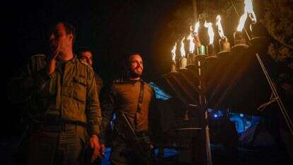 הדלקת נרות בגבול הרצועה, חנוכה תשפ"ד. | חיים גולדברג, פלאש 90