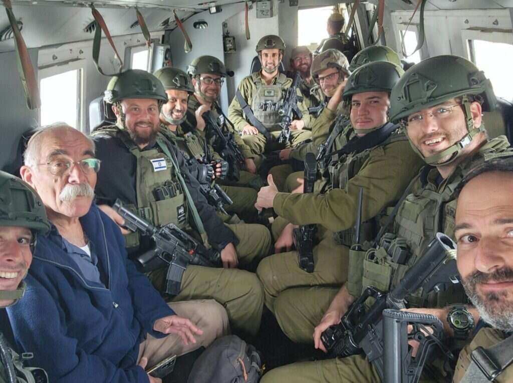 היה נדבך בהוויה הצה״לית. ז׳אבו עם חיילים בשומרון, 2024. | מרדכי לאש היה נדבך בהוויה הצה״לית. ז׳אבו עם חיילים בשומרון, 2024. | מרדכי לאש