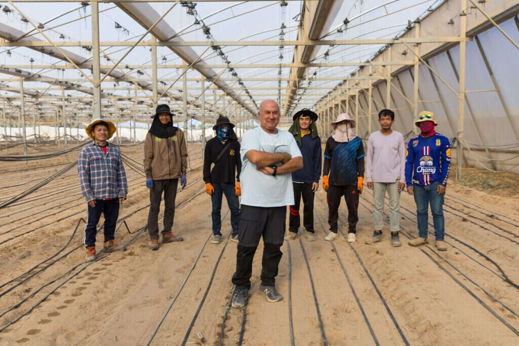 "אם אחד מהם לא מגיע לעבודה, אני פונה ל'בוס' ובודק בעזרתו מה הסיפור". רוזנברג והפועלים. | לירון מולדובן