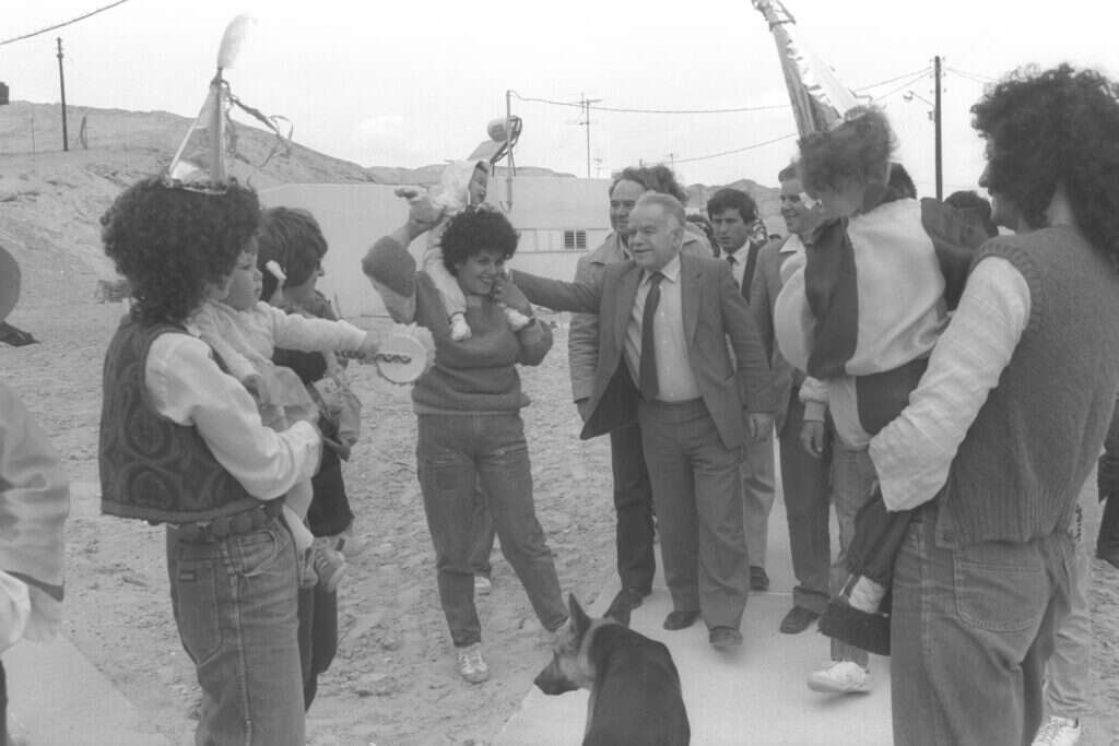 "היינו חבר'ה צעירים עם הרבה אמביציה". מייסדי עין־תמר ב־1984 עם ראש הממשלה דאז יצחק שמיר. | חנניה הרמן, לע"מ