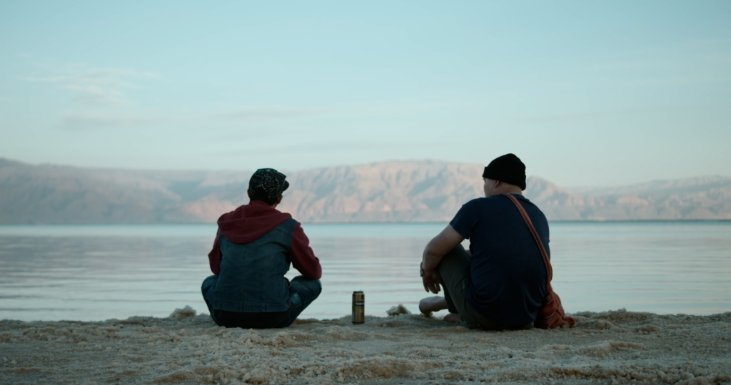 "חקלאות היא הישרדות". שני פועלים בהפוגה מול המקום הנמוך בעולם, מתוך הסרט "תאי־לנד". | אור אזולאי