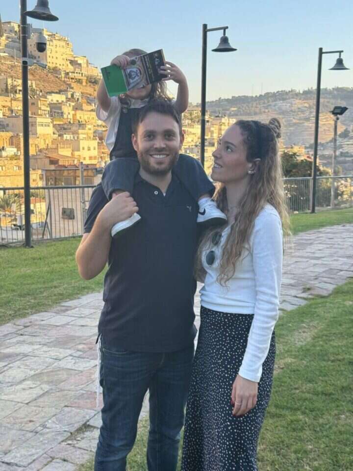 הנגד ארי רוזנפלד ומשפחתו. באדיבות המשפחה הנגד ארי רוזנפלד ומשפחתו. באדיבות המשפחה