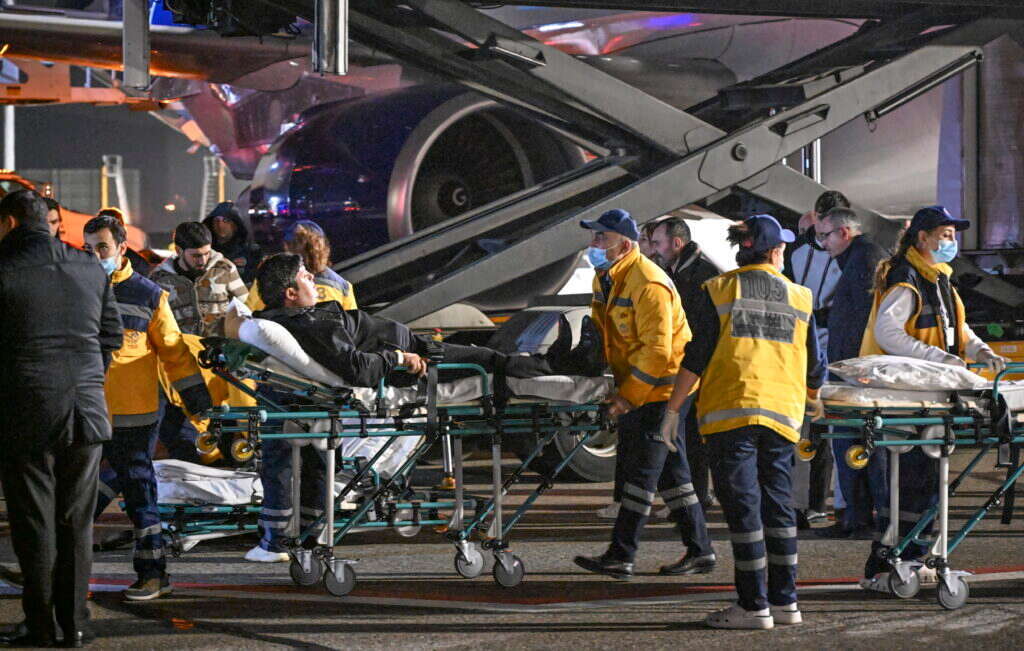 התרסקות המטוס האזרי. | EPA/STR התרסקות המטוס האזרי. | EPA/STR