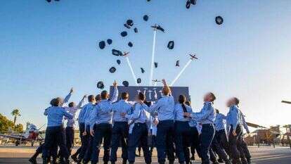 אתה רוצה שבתוך מכונת המלחמה יהיו אנשים ערכיים, שיעמדו באתגרים ובקשיים. בוגרי הקורס, שלשום. | דובר צה"ל אתה רוצה שבתוך מכונת המלחמה יהיו אנשים ערכיים, שיעמדו באתגרים ובקשיים. בוגרי הקורס, שלשום. | דובר צה"ל