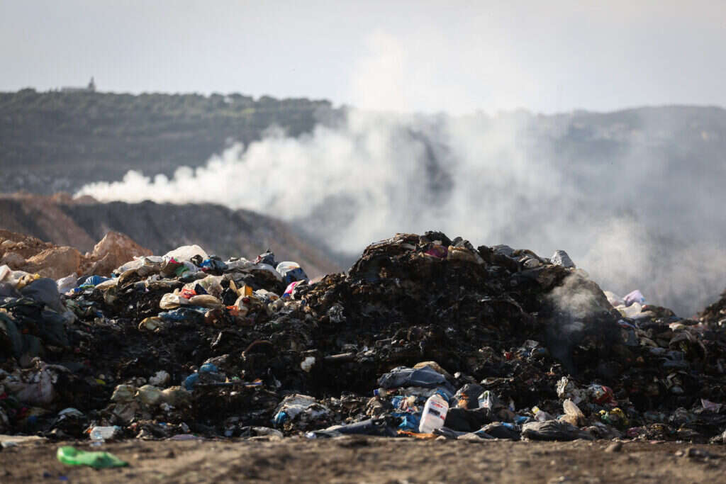 מזבלה פיראטית ליד הכפר הפלסטיני רמון. | הדס פרוש - פלאש 90