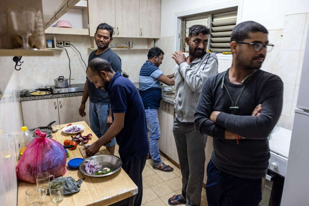 פועלי בניין הודים בישראל. | AFP