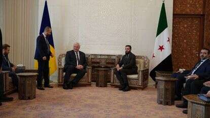 מנהיג סוריה החדש אחמד א-שרע (אל-ג'ולאני) עם שר החוץ האוקראיני סיבייה, היום בדמשק. | EPA מנהיג סוריה החדש אחמד א-שרע (אל-ג'ולאני) עם שר החוץ האוקראיני סיבייה, היום בדמשק. | EPA