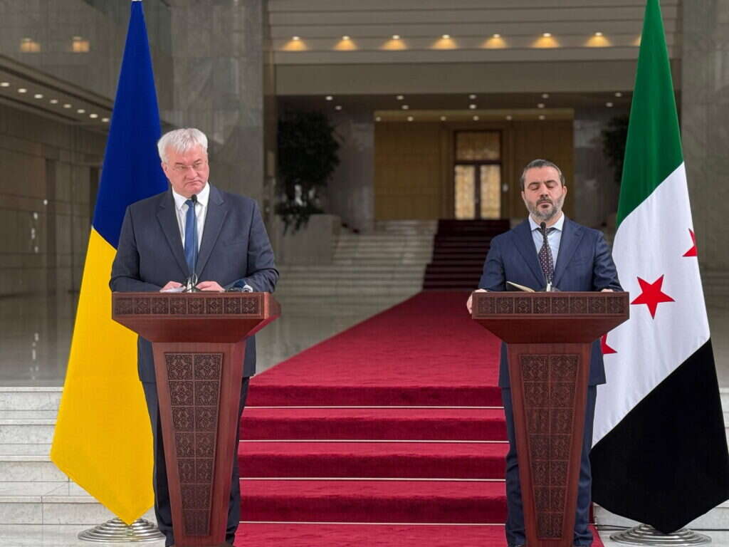 שר החוץ של המשטר החדש בסוריה, אסאד אל-שיבאני, ושר החוץ האוקראיני אנדריי סיביה, היום בדמשק. | EPA שר החוץ של המשטר החדש בסוריה, אסאד אל-שיבאני, ושר החוץ האוקראיני אנדריי סיביה, היום בדמשק. | EPA