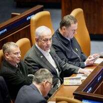 ראש הממשלה בנימין נתניהו במליאת הכנסת, לאחר שהגיע לצורך ההצבעה מבית החולים. | דני שם טוב / נועם מושקוביץ, דוברות הכנסת