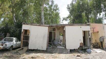 מבנה אסבסט הרוס, ארכיון. | מרים צחי 15/06/2005