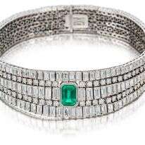 אחת השרשראות שנגנבו מהאחוזה. | Metropolitan Police via AP