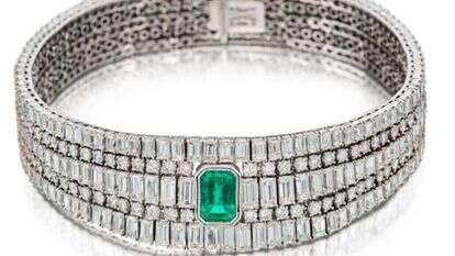 אחת השרשראות שנגנבו מהאחוזה. | Metropolitan Police via AP