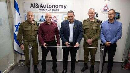 מימין לשמאל:
סמנכ"ל וראש אגף התכנון במשרד הביטחון איתמר גרף, ראש אג"ת בצה"ל אלוף אייל הראל, מנכ"ל משרד הביטחון אלוף (מיל') אייל זמיר, ראש מפא"ת תא"ל (מיל') דני גולד וראש מו"פ, תא"ל יהודה אלמקייס. | אופיר רכבוך, מפא״ת מימין לשמאל:
סמנכ"ל וראש אגף התכנון במשרד הביטחון איתמר גרף, ראש אג"ת בצה"ל אלוף אייל הראל, מנכ"ל משרד הביטחון אלוף (מיל') אייל זמיר, ראש מפא"ת תא"ל (מיל') דני גולד וראש מו"פ, תא"ל יהודה אלמקייס. | אופיר רכבוך, מפא״ת