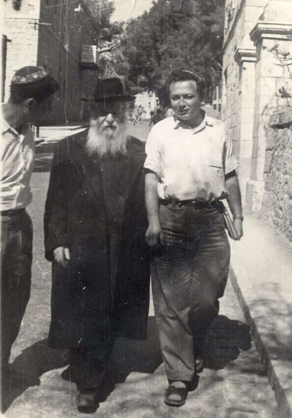 הרב דרוקמן הצעיר עם הרצי"ה קוק